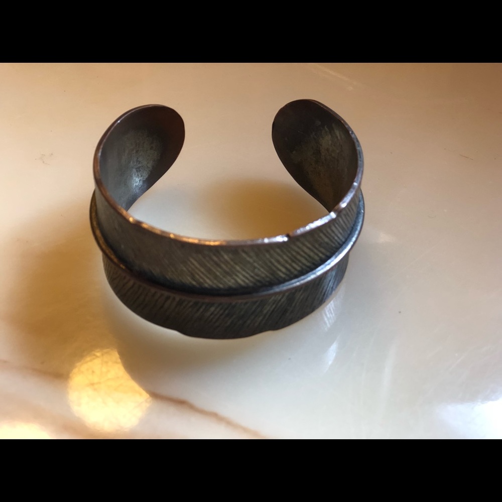 Leaf like metal bracelet